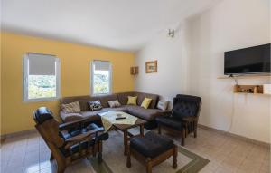 a living room with a couch and a table and chairs at Beautiful Apartment In Ploce With 3 Bedrooms And Wifi in Ploče