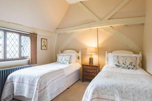 En eller flere senger på et rom på Bonnington Cottage by Bloom Stays
