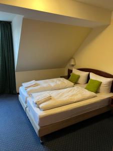 Hotel am Schloss - Frankfurt an der Oderにあるベッド