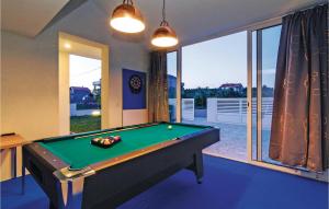 שולחן ביליארד ב-Awesome Home In Kakma With 4 Bedrooms, Wifi And Outdoor Swimming Pool