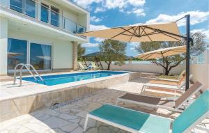 בריכת השחייה שנמצאת ב-Awesome Home In Kakma With 4 Bedrooms, Wifi And Outdoor Swimming Pool או באזור