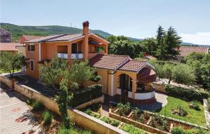 a small yellow house with a garden at Cozy Apartment In Krusevo With Wifi in Anić