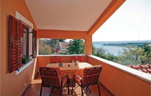 a balcony with a table and chairs and a large window at Cozy Apartment In Krusevo With Wifi in Anić