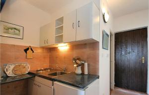 Кухня або міні-кухня у Beautiful Apartment In Okrug Donji With House Sea View