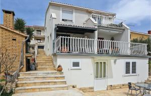 Casa blanca con escaleras y balcón en 1 Bedroom Amazing Apartment In Okrug Gornji en Trogir