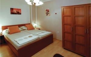 Postel nebo postele na pokoji v ubytování Apartment Okrug Gornji With Sea View 1