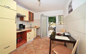 Kuchyň nebo kuchyňský kout v ubytování Apartment Okrug Gornji With Sea View 1