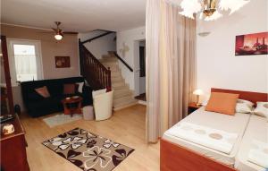 Postel nebo postele na pokoji v ubytování Apartment Okrug Gornji With Sea View 1