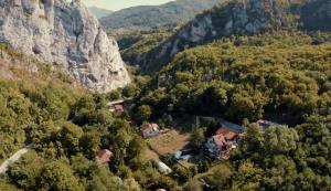 an aerial view of a house in the mountains at Dom sa pogledom Jela in Jelašnica