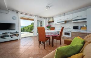 cocina y sala de estar con mesa y sillas en Amazing Home In Krsan With Sauna en Kršan