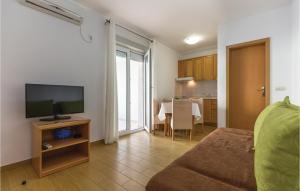 TV a/nebo společenská místnost v ubytování Stunning Apartment In Makarska With Wifi
