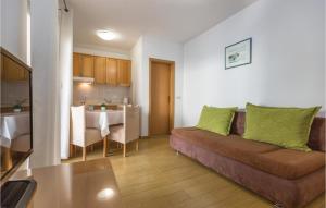 Кът за сядане в Stunning Apartment In Makarska With Wifi