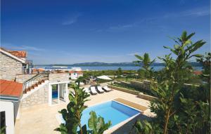 een villa met een zwembad en uitzicht op de oceaan bij Stunning Home In Betina With Kitchen in Betina