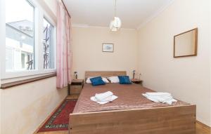 - une chambre avec un lit doté d'oreillers bleus dans l'établissement Nice Apartment In Okrug Gornji With Wifi, à Trogir