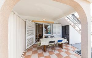 - une salle à manger avec une table et des chaises dans l'établissement Nice Apartment In Okrug Gornji With Wifi, à Trogir