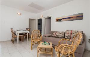 een woonkamer met een bank en een tafel bij Awesome Apartment In Sv,juraj With Heated Swimming Pool in Sveti Juraj