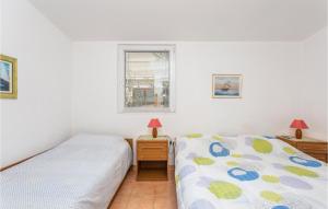 En eller flere senger på et rom på 1 Bedroom Beautiful Apartment In Linardici