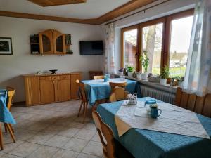 ein Wohnzimmer mit 2 Tischen und eine Küche in der Unterkunft Gästehaus Wörner in Durbach