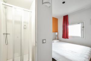 Postel nebo postele na pokoji v ubytování Premiere Classe Troyes Sud - Parc St Thibault
