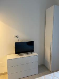 un televisor sentado en la parte superior de una cómoda blanca en Blue & Grey downtown Foggia, en Foggia