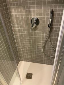 łazienka z prysznicem z głowicą prysznicową w obiekcie Blue & Grey downtown Foggia w mieście Foggia