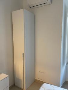 um armário branco no canto de um quarto em Blue & Grey downtown Foggia em Foggia