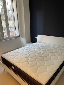 Un pat sau paturi într-o cameră la Blue & Grey downtown Foggia