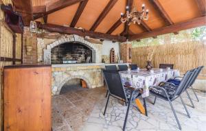 jadalnia ze stołem i kominkiem w obiekcie Two-Bedroom Holiday Home In Medulin w Medulinie