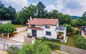 biały dom z czerwonym dachem w obiekcie Two-Bedroom Holiday Home In Medulin w Medulinie