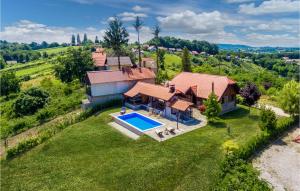 an aerial view of a house with a swimming pool at Gorgeous Home In Martinkovec With Sauna in Jarki Horvatićevi