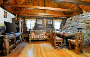 En restaurant eller et andet spisested på Gorgeous Home In Martinkovec With Sauna