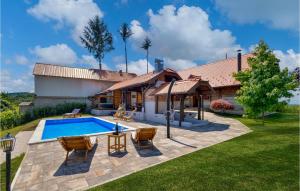 a backyard with a swimming pool and a house at Gorgeous Home In Martinkovec With Sauna in Jarki Horvatićevi +41 photos
