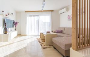 メドゥリンにあるApartment Medulin 8のソファとテーブルのあるリビングルーム
