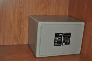 a microwave with a control panel on top of it at Hotel Mantova Sud in Bagnolo San Vito