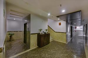 einen großen Flur mit Dusche in einem Gebäude in der Unterkunft The Yuvraj By LIVIQ in Neu-Delhi