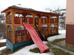 un tobogán en un cenador en la nieve en Любисток en Slavske