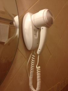 un teléfono blanco está colgado en una pared en Guesthouse Alex II en Roma