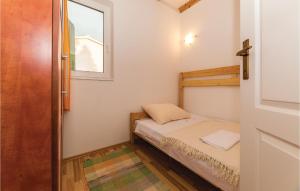 Llit o llits en una habitació de Stunning Home In Vir With Kitchen