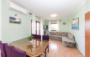 Posezení v ubytování Cozy Apartment In Okrug Donji With Kitchen