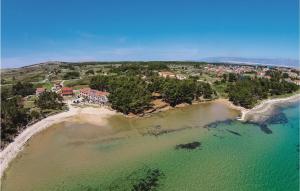 Vista aèria de Stunning Home In Vir With Kitchen