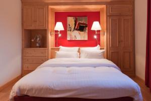 Un pat sau paturi într-o cameră la Appartements La Maison du Tigre