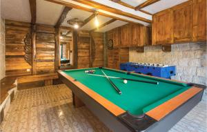 einen Billardtisch in einem Zimmer mit Holzwänden in der Unterkunft Pet Friendly Home In Sinj With Outdoor Swimming Pool in Sinj
