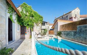 錫尼的住宿－Gorgeous Home In Sinj With Jacuzzi，一座房子里的游泳池,周围是绳子