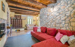 Telewizja i/lub zestaw kina domowego w obiekcie Nice Home In Gostinjac With Wifi