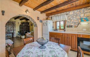 Zdjęcie z galerii obiektu Nice Home In Gostinjac With Wifi w mieście Gostinjac