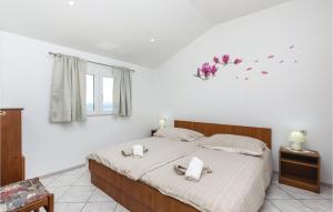 Posteľ alebo postele v izbe v ubytovaní Cozy Apartment In Crikvenica With Wifi
