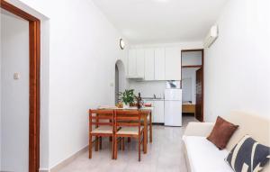 Kuchyňa alebo kuchynka v ubytovaní Cozy Apartment In Crikvenica With Wifi