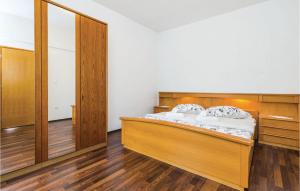 En eller flere senge i et værelse på Gorgeous Apartment In Lukovo Sugarje