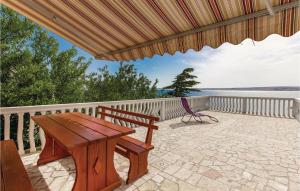 En balkon eller terrasse på Gorgeous Apartment In Lukovo Sugarje