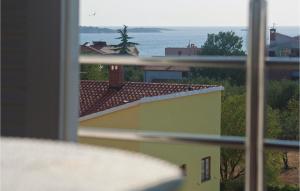 une vue sur l'océan depuis une fenêtre dans l'établissement Apartment Vodnjan Peroj Iii, à Vodnjan